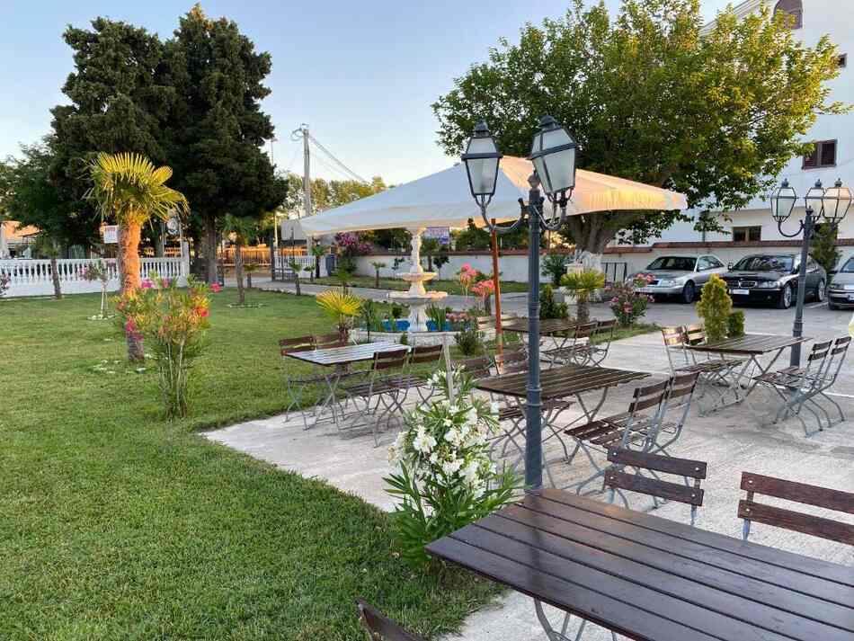 Terasa sa stolovima u bašti